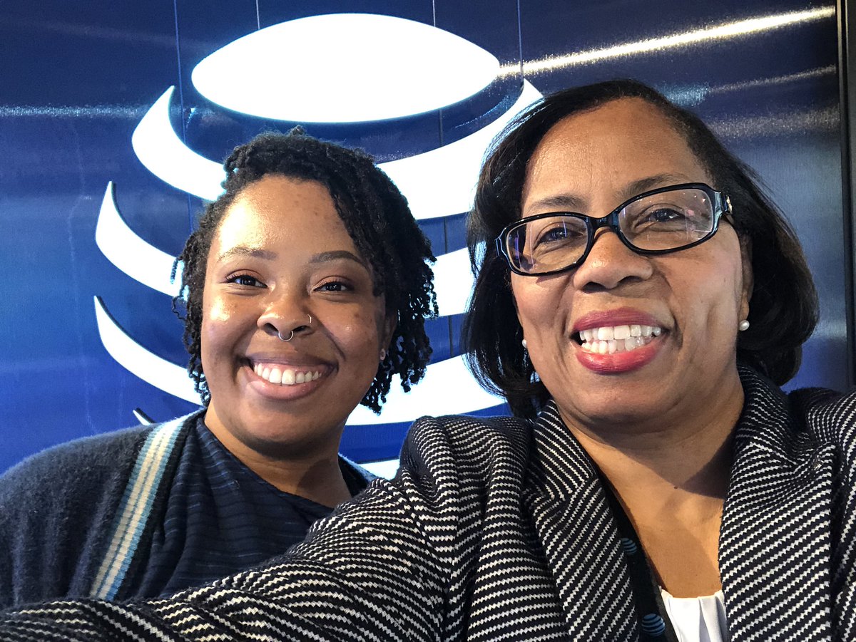 jackiepjackson's tweet image. At AT&amp;amp;T Experience Store with Dede learning about the cool 5G experiences we have. @DancerDedeDixon @theeastregion @kmkhissim #lifeatatt #attexp