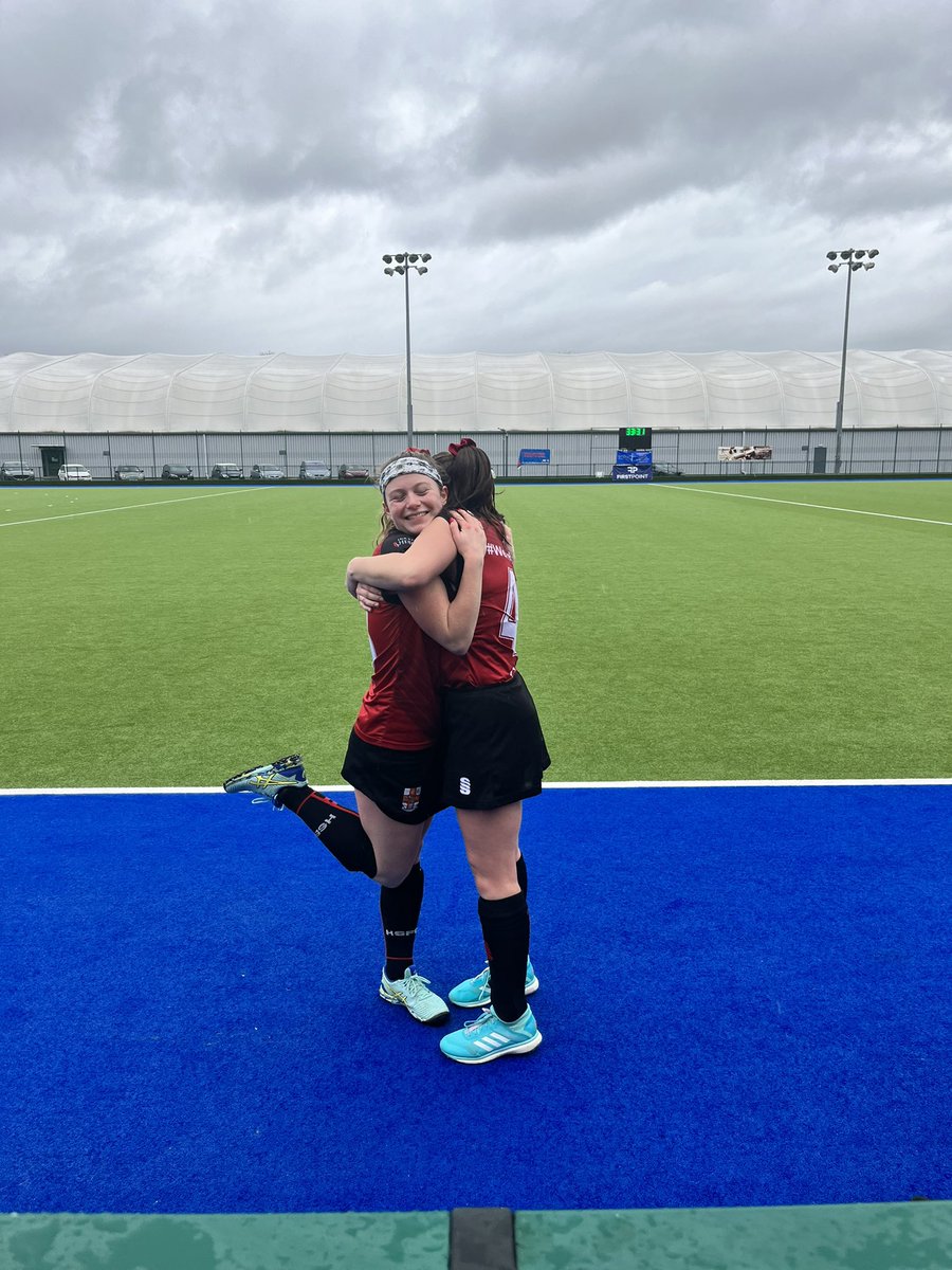 Stokesie12's tweet photo. Not played with each since club junior hockey and today reunited on the pitch together, playing for the same uni 🫶🏼 

What uni is hockey all about 🤩

I also got asked to captain the team today which was a huge honour ❤️ https://t.co/ydVLyp06xx