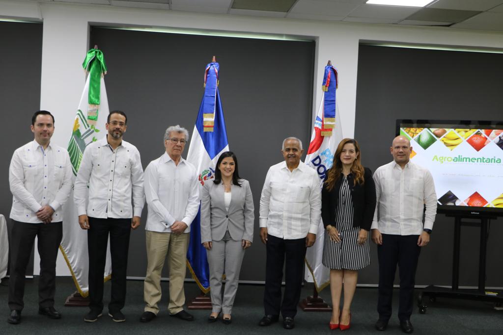 jad_agroempresa's tweet photo. El Centro de Exportación e Inversión de la República Dominicana @prodominicana  y la Junta Agroempresarial Dominicana anunciaron la celebración de la 8va. edición de Agroalimentaria 2023, feria internacional de alimentos, tabacos y bebidas de la República Dominicana. https://t.co/Q6OOLWLP5Y