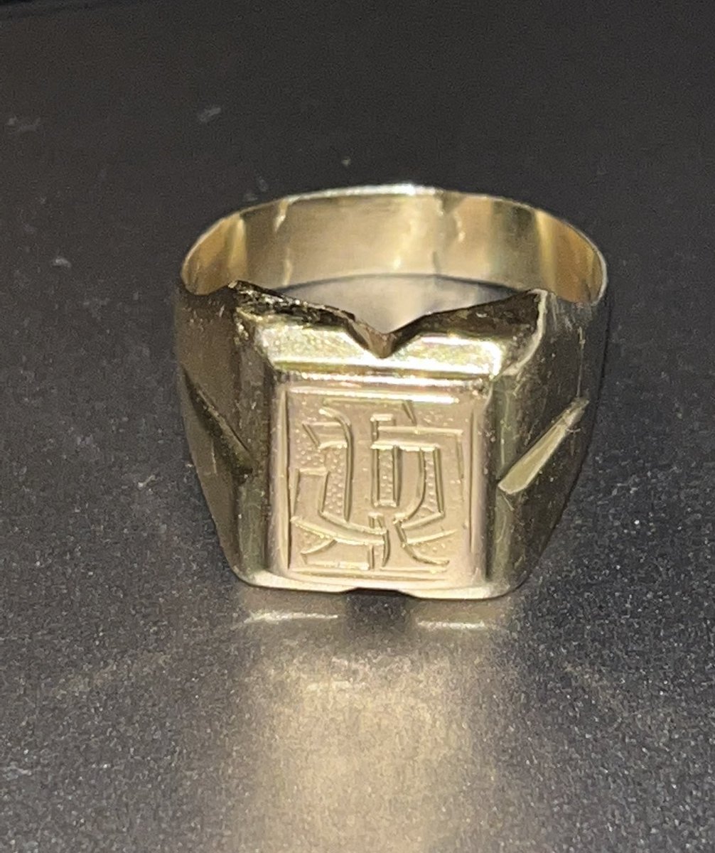 Ik weet dat het misschien een beetje gek en onrealistisch is maar kan het altijd proberen.. ik ben vandaag mijn zegelring verloren te Antwerpen. Rond Mechelseplein, wilde zee, meir,… 🙏🏼🙏🏼heb hem van mijn papy 👴🏼gekregen.. super veel emotionele waarde!🤍🤍u never know🤍pls rt!!🤍