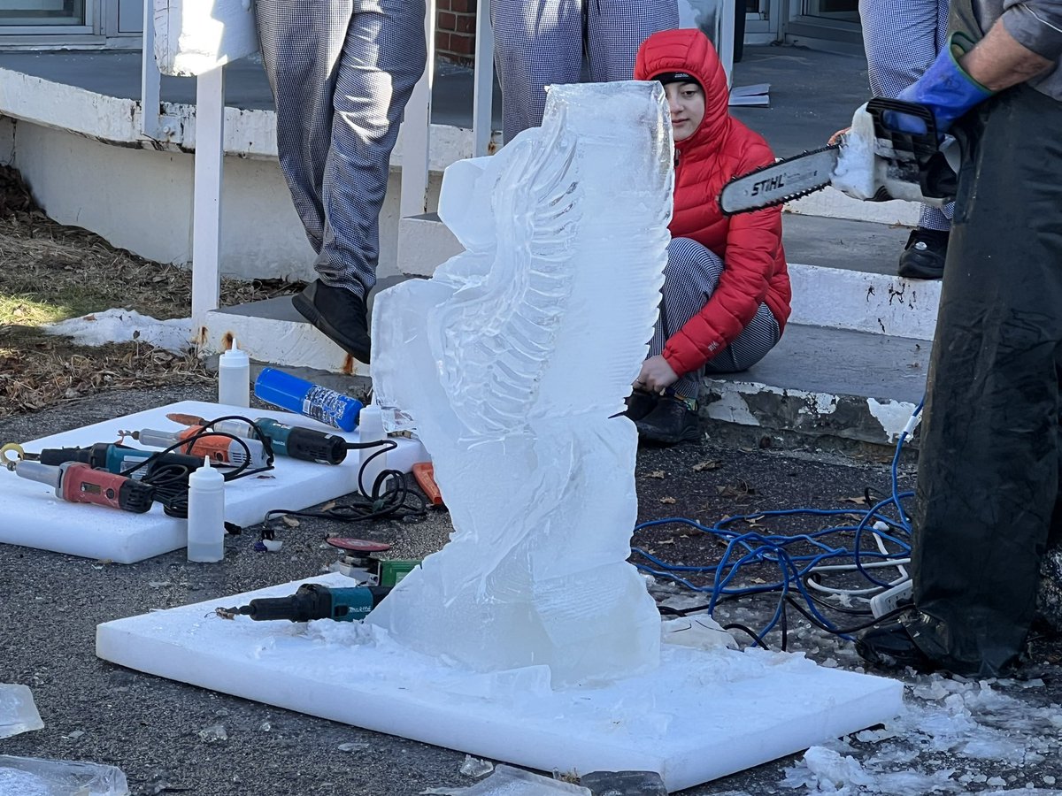 Great opportunity for SMCC’s Chef Tony Poulin’s Catering class to see an ice sculpture creation from SMCC alum, Executive Chef Chris Merriam. Amazing! 

#smccME #WeAreSMCC #smccseawolves #smcc #culinaryeducation #icesculpture