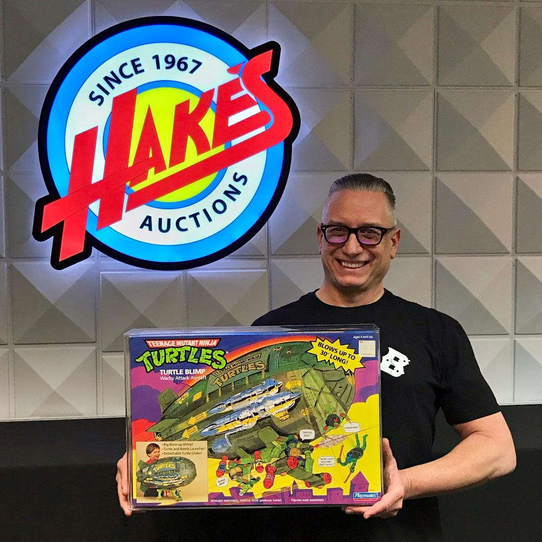 HakesAuctions's tweet photo. MARCH AUCTION PREVIEW! That's no #UFO or #balloon! Todd's just holding a killer @TMNT item in @HakesAuctions' new sale! Bidding on this #CSA 85 #TurtleBlimp starts Feb. 28! 🐢🎈🐢
#TeenageMutantNinjaTurtles #TMNT #NinjaTurtles #actionfigures #80s #80sToys #collector #TurtlePower https://t.co/liZY5wCvRa