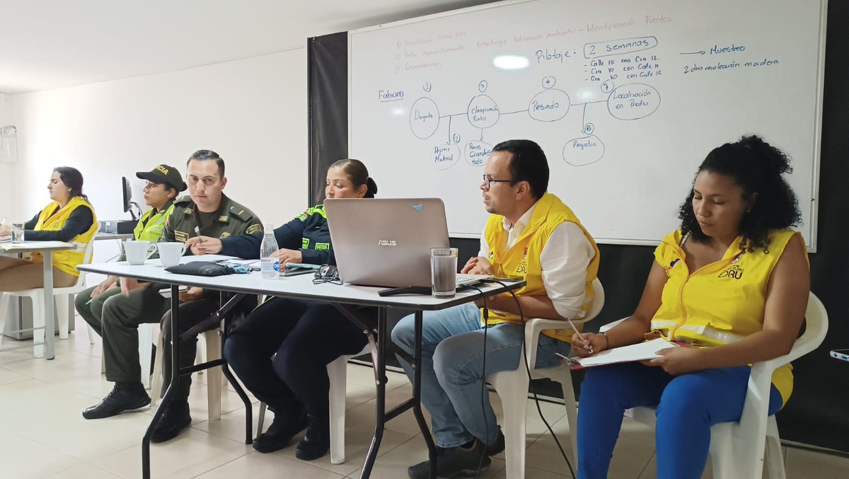 edrucali's tweet photo. De la mano de la comunidad🫂 desde #CATASEP hacemos seguimiento a las estrategias implementadas para mitigar el impacto de los puntos crónicos de residuos y las fuentes generadoras de los mismos🚯en #CiudadParaíso porque #CaliTeQueremosLimpia 💚 https://t.co/EORg9WLLWx