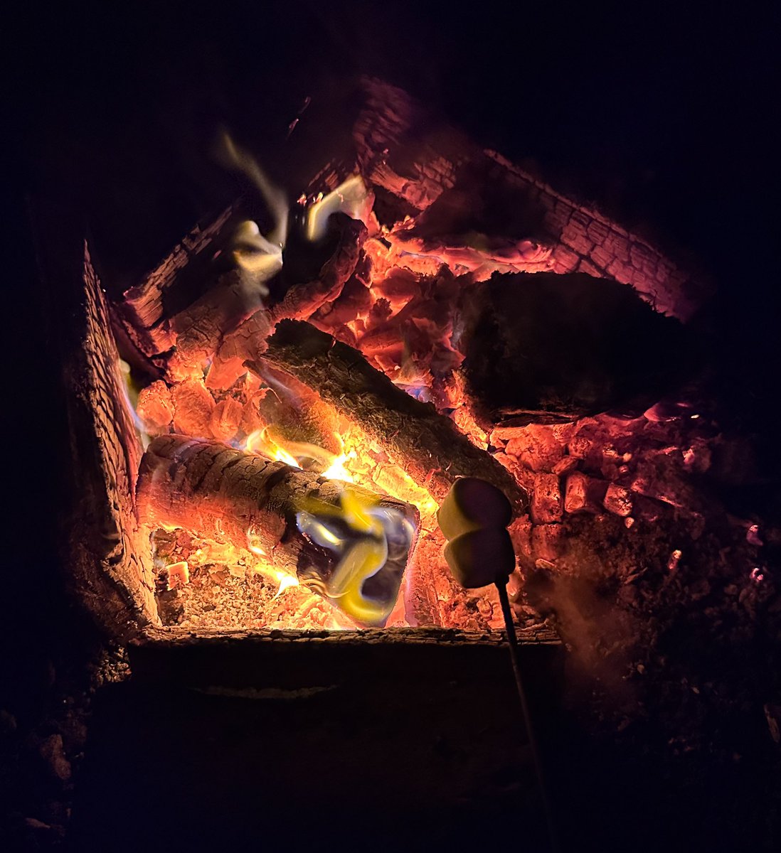 jamiedixon72's tweet image. Marshmallows on a camp fire 😌#TheSimpleThings