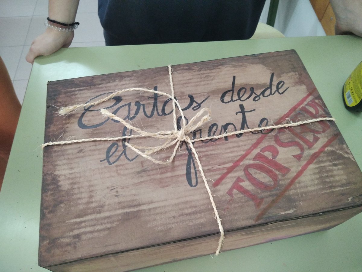 Algo de muere en el alma cuando las cartas se van... Ya camino del <a href="/IESLasLagunas/">IES Las Lagunas</a> nuestras #csrtasdesfelatrinchera del <a href="/IELginerlisboa/">IEL GINER DE LOS RÍOS</a> Cuidalas <a href="/lerena_sonia/">Sonia RL</a> #proyectoedia