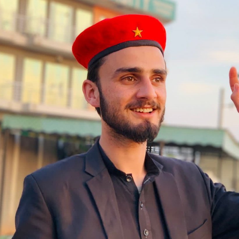 AftabKashir_'s tweet photo. If you have the capacity to tremble with indignation every time that an injustice is committed in the world, then we are comrades🚩
#NewProfilePic https://t.co/LXmHWAd9xH
