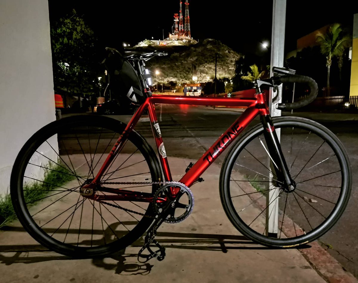 Tuskancount's tweet photo. ☄️ #hmo #fixedgear #thronephantom #memuevoenbici #bikesandbeerscrew #n4p_88 #tecathrone https://t.co/fOUd10MG6Q