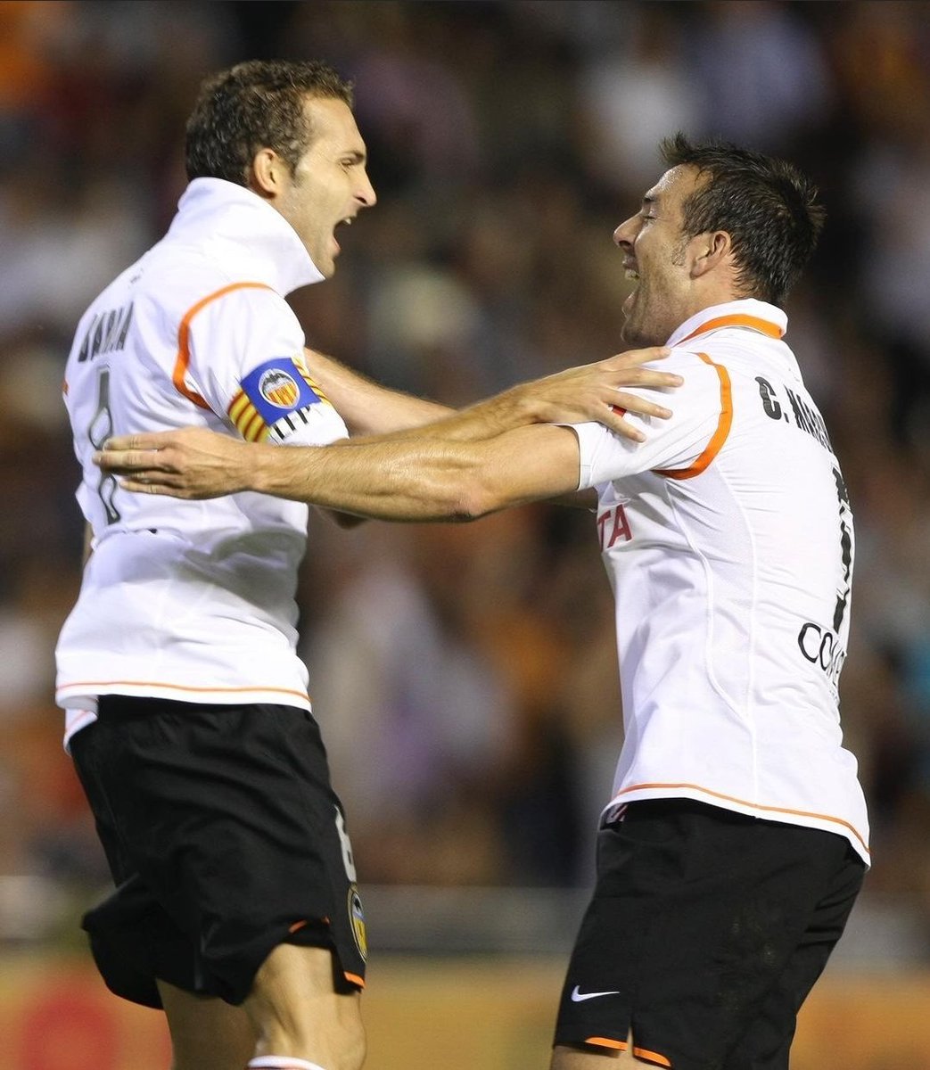Carlos Marchena (@marchenaoficial) on Twitter photo Es un gran honor estar de vuelta.
Vuelta a Paterna, vuelta a Mestalla, vuelta a Valencia... vuelta a la que ha sido y es mi casa.
Quedan 17 finales. Lo sacaremos adelante con vuestra ayuda, valencianistas.
¡Amunt, <a href="/valenciacf/">Valencia CF</a>! Es un gran honor estar de vuelta.
Vuelta a Paterna, vuelta a Mestalla, vuelta a Valencia... vuelta a la que ha sido y es mi casa.
Quedan 17 finales. Lo sacaremos adelante con vuestra ayuda, valencianistas.
¡Amunt, <a href="/valenciacf/">Valencia CF</a>!