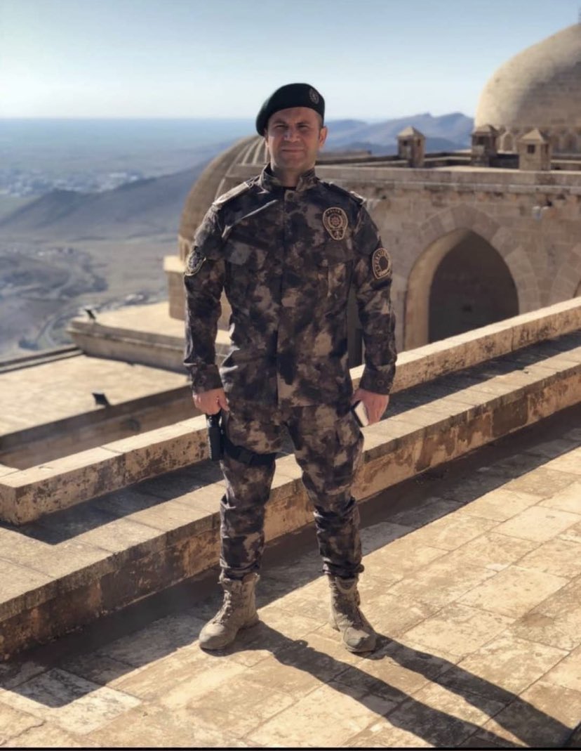Şehit Özel Harekât Şube Müdürü Tufan Kansuva’nın 2 kızı İdil ve Nil biner lira bağışta bulundu.

#TürkiyeTekYürek