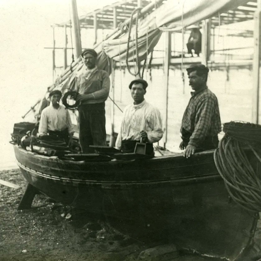 Quatre pescadors amb la seva barca a la platja, després de trobar al mar una imatge de la Mare de Déu dels Desemparats. El pescador de popa és el patró, Agustí Gombau

31/07/1912

📷 Ballell Maymí, Frederic
@arxiufotograficbcn

#pescadors #barcelona #historiaambcolor