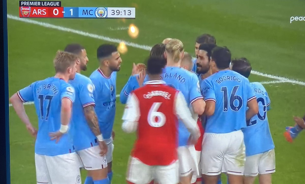 wwfcjoe1408's tweet photo. Hi @FA_PGMOL @premierleague can you explain how the first image doesn’t result in any yellow cards for approaching the ref but the second one results in a red card? Consistency is all we ask for, your refs make it up as they go along  #wwfc #ARSMCI https://t.co/pFcxBAVeBi