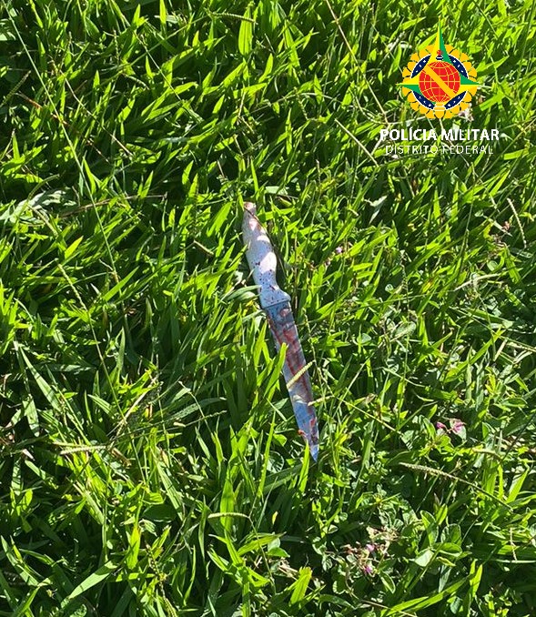 pmdfoficial's tweet image. Policial militar de #folga prende em #flagrante autor de #feminicídio no Gama. O policial levava seus filhos ao médico quando viu o momento no qual um homem desferiu diversos golpes de #faca em uma mulher, fugindo em seguida. O #policial foi atrás e conseguiu deter o homem.