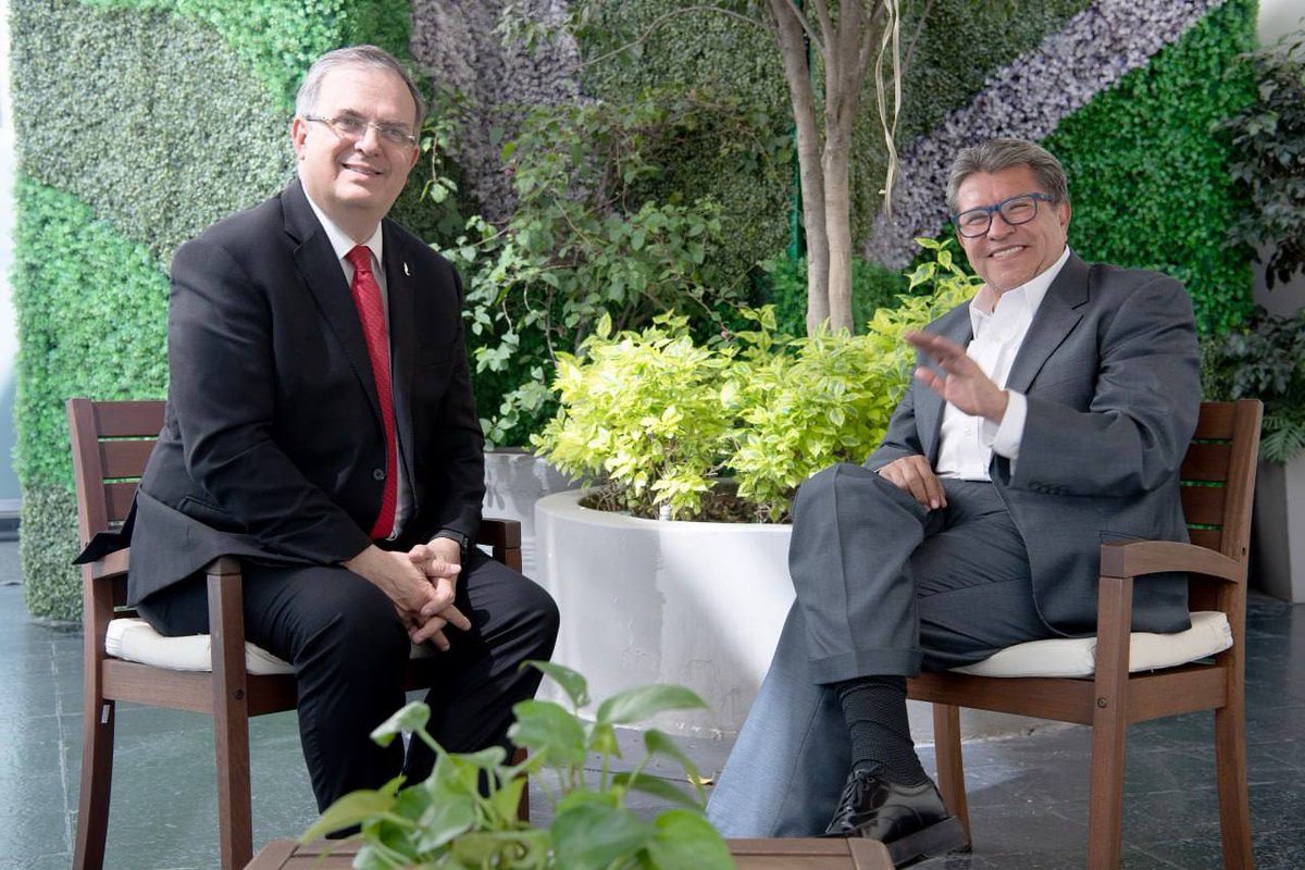RicardoMonrealA's tweet photo. La política exterior de nuestro país recobró su decoro y dignidad. El presidente tiene en el canciller @m_ebrard un claro exponente de la tradición que en la materia ha dado reconocimiento a México en el mundo. Hoy me reuní con él para revisar algunos instrumentos internacionales https://t.co/wUfPCAOciN