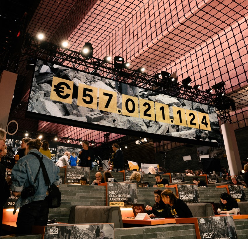 De teller van de #Giro555-actiedag staat op maar liefst 57.021.124 euro. Help jij mee om dit nog hoger te maken? Doneer nu via bit.ly/3S3XUid!