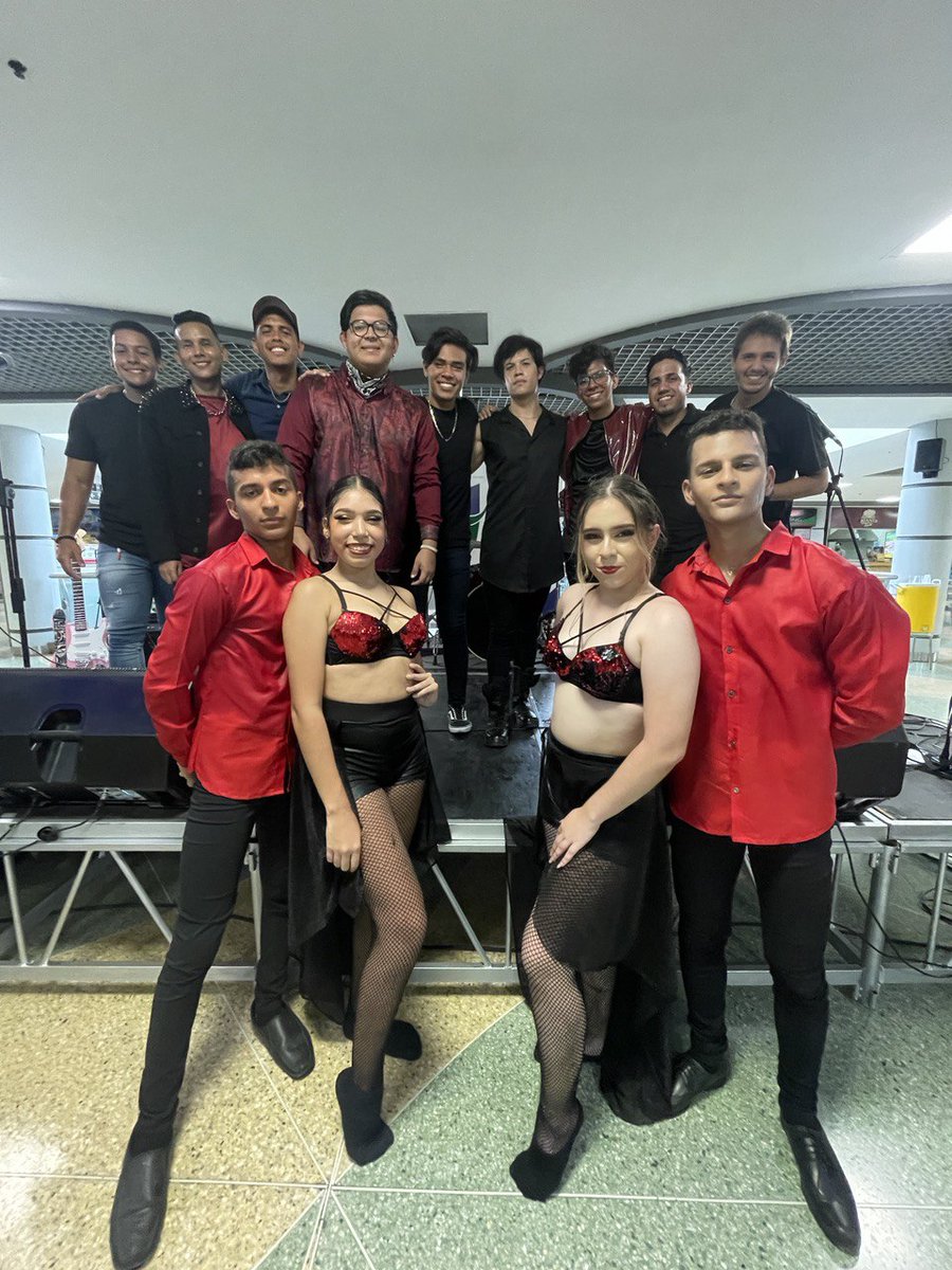 hyperjumbomalI's tweet photo. El amor se vivió en tu Hyper Jumbo Mall. ❤️💗
Los recuerdos, la buena música y el talento de @blessmusicve y @cole.gash 🎤🎵se hicieron presentes en nuestra feria de comida. 💙
Canciones de Reik, Sin Bandera y Camila movieron las emociones de los presentes.
#maracay #hyperjumbo https://t.co/KMYwcjGZnJ
