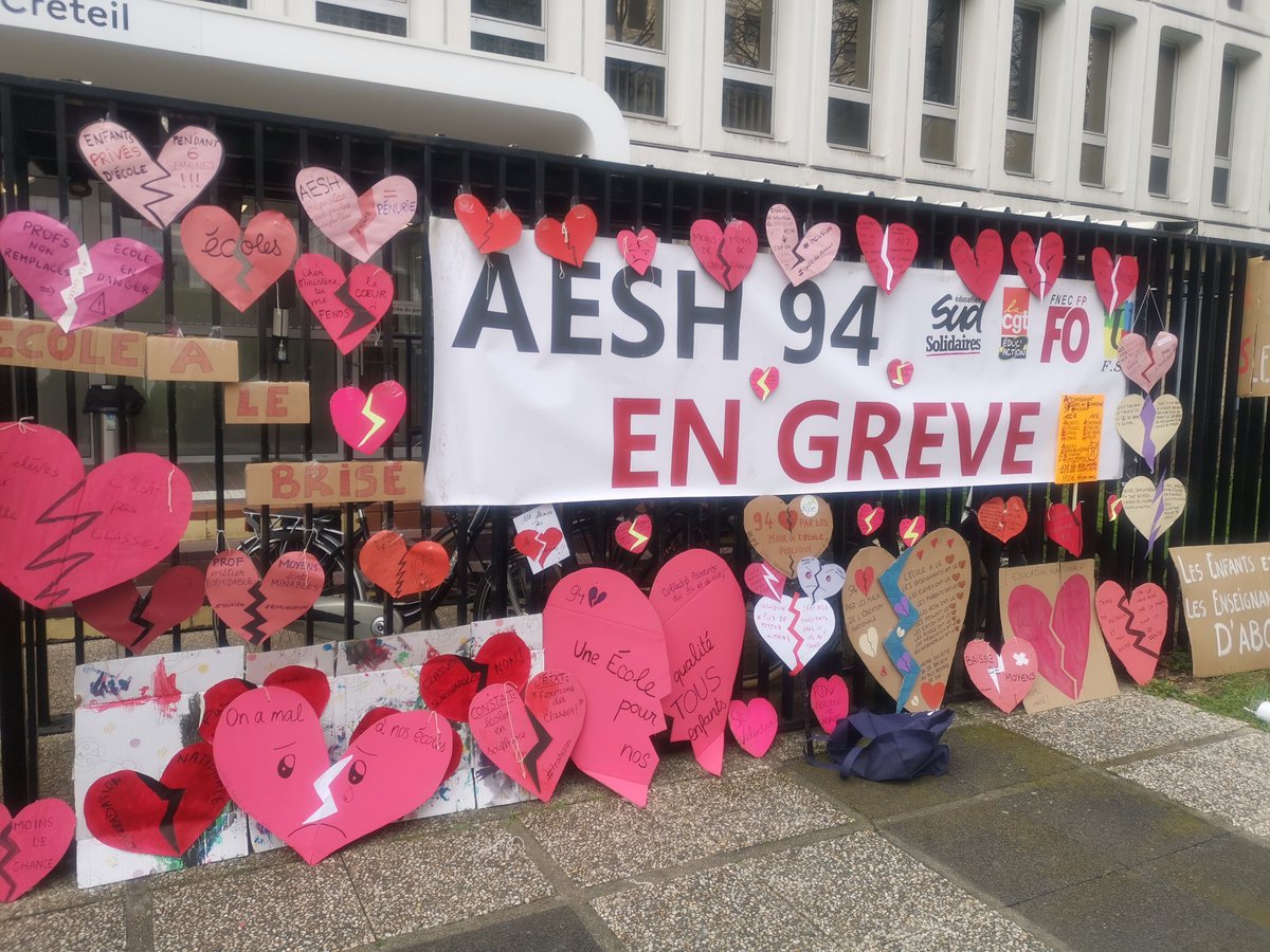 Aujourd'hui à l'<a href="/AcCreteil/">Académie de Créteil</a> avec <a href="/fcpe94/">FCPE94</a> et <a href="/Parents94/">💔 Collectif Parents du 94 💔</a> pour déposer les mots que nous avons mis sur des cœurs brisés 💔 exprimants les maux de l'école publique.