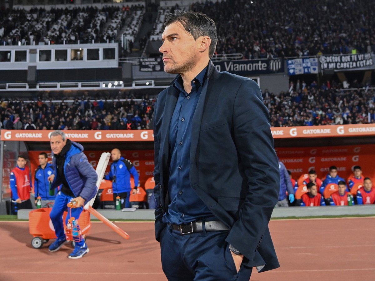 Juanirial_ok's tweet photo. 😶Ahora sí, se viene el hilo que esperaba el hincha de #Velez.

😮Vamos a comenzar por lo más trascendental hoy. Tema Medina.

Desde #Velez me confirmaron que es verdad la información de los dos partidos.
La CD no está nada contenta y buscara la salida del entrenador del #Fortin. https://t.co/eNN73w8qOE