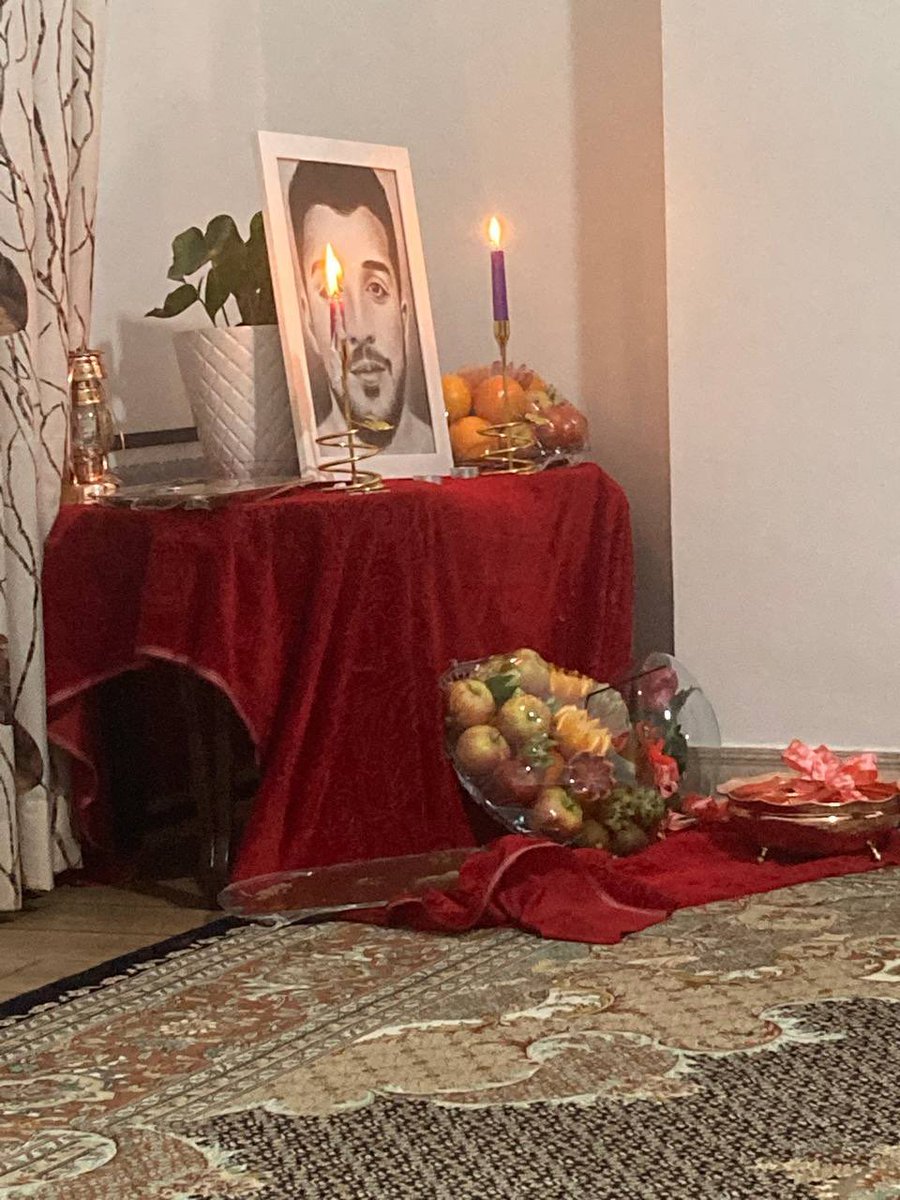 pouriazeraati's tweet photo. چهل روز گذشت …

برای داغ پدر و مادر #محمد_مهدی_کرمی 
برای بی‌کسی #محمد_حسینی 

برای قهرمانانه ایستادن

۲۷ بهمن، خیابان 

#مهسا_امينی‌ https://t.co/t9WnvInNsa