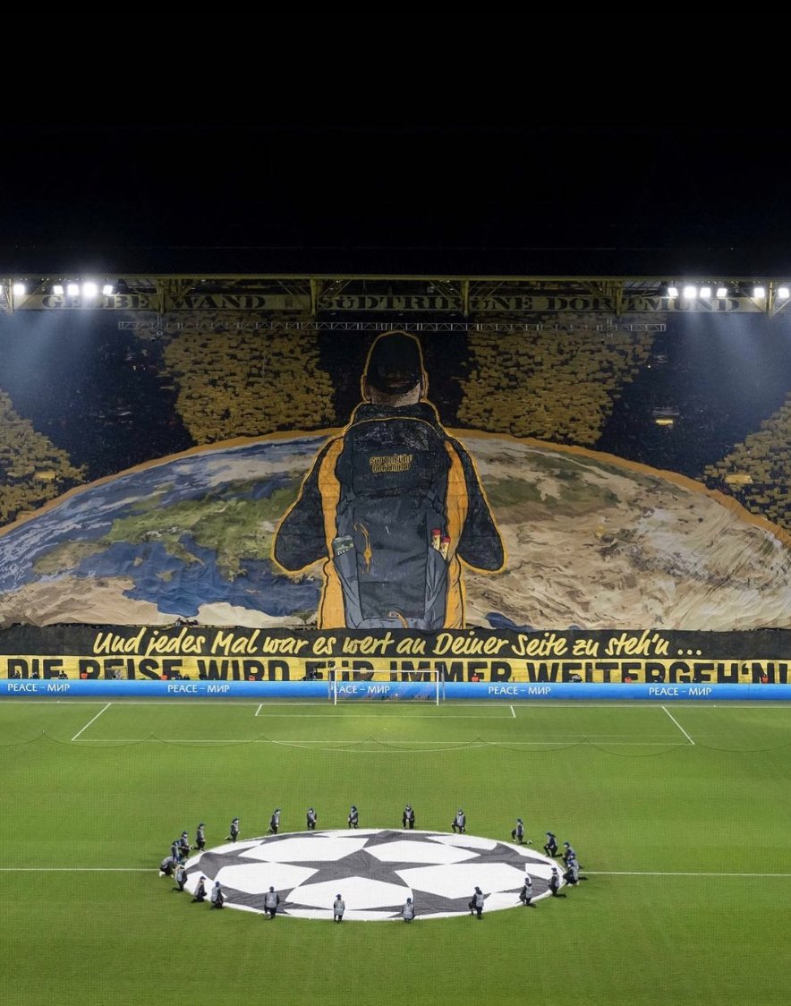 InvictosSomos's tweet photo. El tifo que presentó la afición del Borussia Dortmund ante Chelsea. Ojo al mensaje: “Y cada vez valió la pena estar a tu lado… el viaje continuará para siempre”. HERMOSO. https://t.co/CTqKJK8ym7
