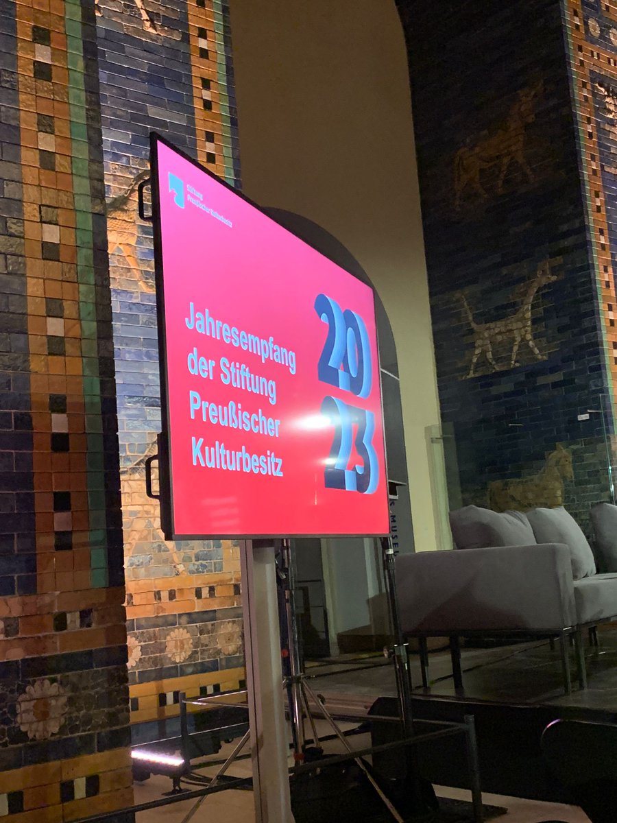 seehandlung's tweet photo. Eindrucksvolles Ambiente im #Pergamonmuseum beim Jahresempfamg der @kulturspk vor dem Ischtar-Tor. Neben einem Grußwort von @BundesKultur Staatsministerin Claudia Roth, stimmte Präsident @hparzinger auf ein ereignisreiches Jahr 2023 ein. https://t.co/w4vG7hDJEV