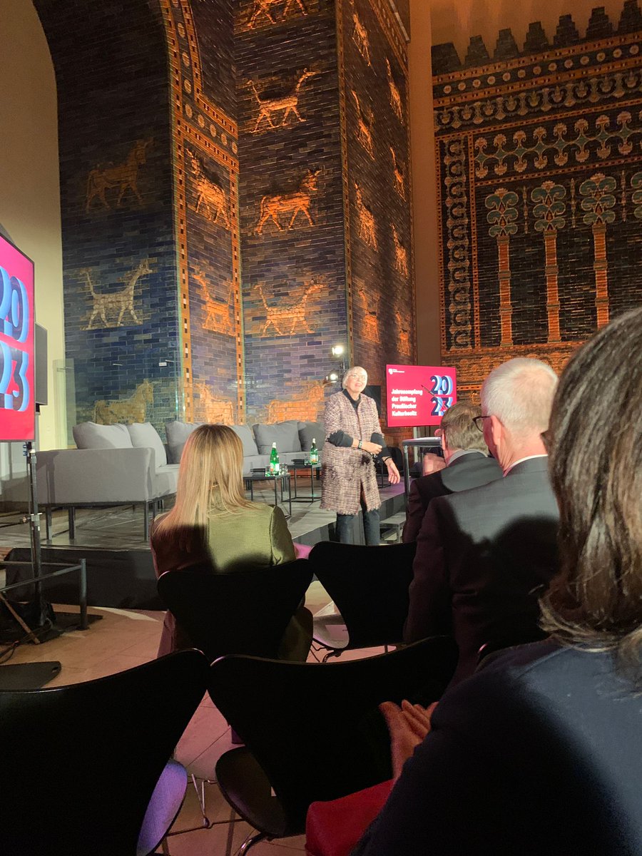 seehandlung's tweet photo. Eindrucksvolles Ambiente im #Pergamonmuseum beim Jahresempfamg der @kulturspk vor dem Ischtar-Tor. Neben einem Grußwort von @BundesKultur Staatsministerin Claudia Roth, stimmte Präsident @hparzinger auf ein ereignisreiches Jahr 2023 ein. https://t.co/w4vG7hDJEV