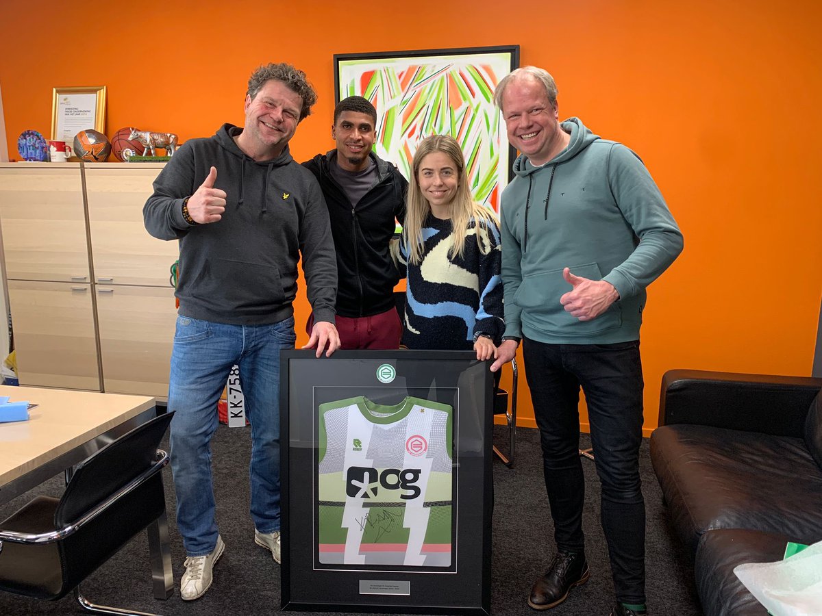 Vandaag kwamen Laros Duarte en Bastiaan Fehrman van <a href="/fcgroningen/">FC Groningen</a> langs met een mooie verassing 😃 het FC shirt van <a href="/kraantjepappie/">Kraantje Pappie</a> met handtekening 👍⚽️ heren dank!!