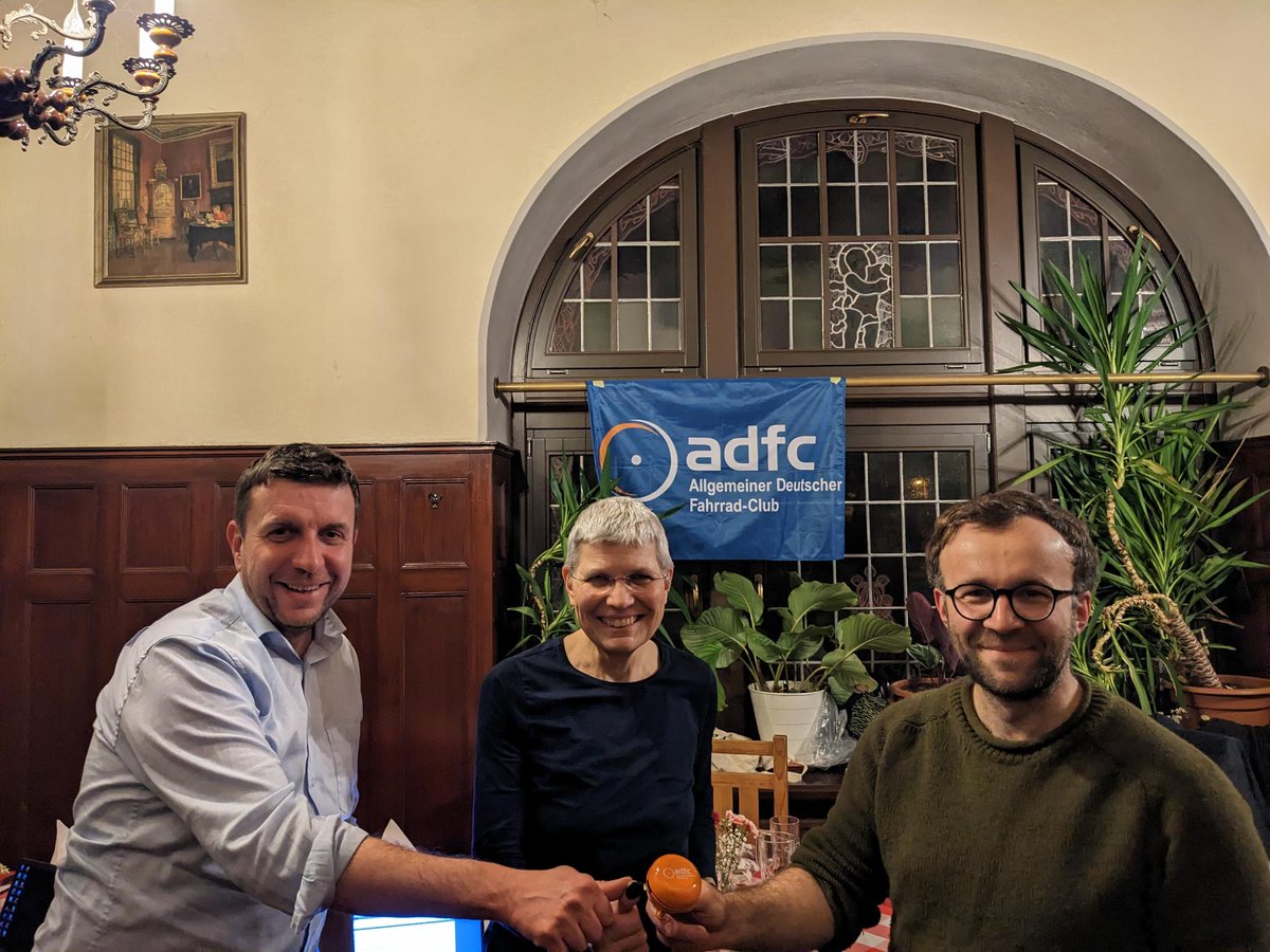 ADFC Sachsen e.V. (@adfc_sn) on Twitter photo 16 Leute waren heute da und haben zusammen mit Sachsens ADFC-Vorsitzenden Niklas Schietzold den ADFC Westlausitz gegründet, die neueste Ortsgruppe des <a href="/FahrradClub/">ADFC Bundesverband</a>, die zwischen #Radeberg und #Bischofswerda die Rad-Welt aufmischen wird. 🚲
Werde Mitglied und mische mit! 16 Leute waren heute da und haben zusammen mit Sachsens ADFC-Vorsitzenden Niklas Schietzold den ADFC Westlausitz gegründet, die neueste Ortsgruppe des <a href="/FahrradClub/">ADFC Bundesverband</a>, die zwischen #Radeberg und #Bischofswerda die Rad-Welt aufmischen wird. 🚲
Werde Mitglied und mische mit!
