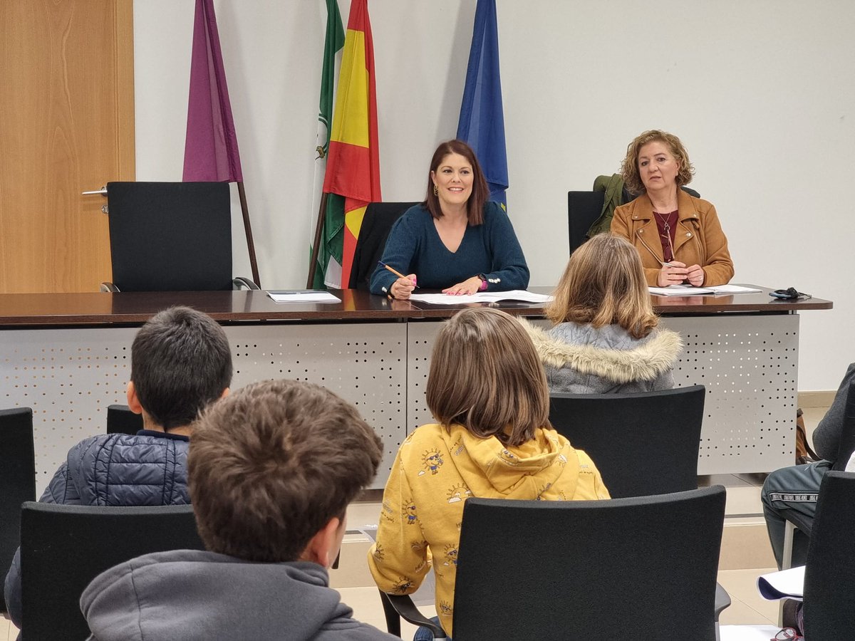 NoeliaLosadaCs's tweet photo. Esta tarde he participado en la mesa de debate infantil del distrito de #Teatinos. Es maravilloso escuchar a los jóvenes hablar sobre sus planes de futuro y qué quieren para la ciudad. https://t.co/jmGVoA1GlT