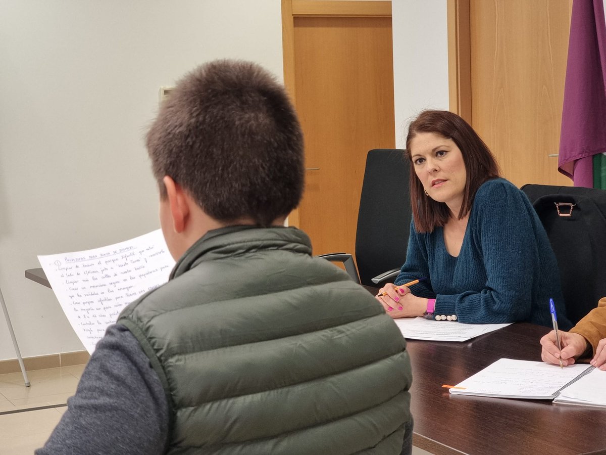 NoeliaLosadaCs's tweet photo. Esta tarde he participado en la mesa de debate infantil del distrito de #Teatinos. Es maravilloso escuchar a los jóvenes hablar sobre sus planes de futuro y qué quieren para la ciudad. https://t.co/jmGVoA1GlT