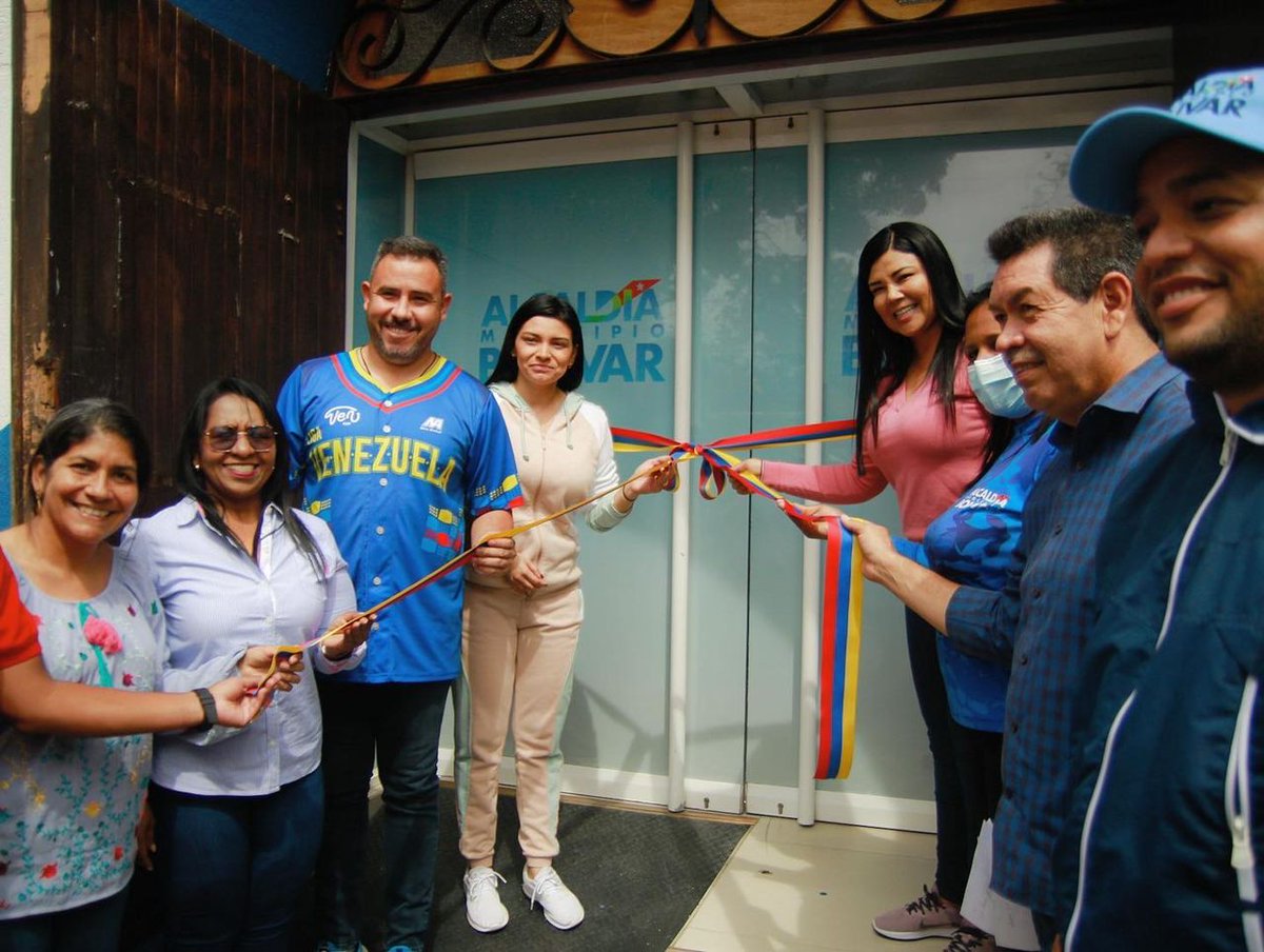 anzoateguigob's tweet photo. #15FEB | El Gobernador del estado Anzoátegui @luismarcanos acompañó a la alcaldesa @sugeyherreram del municipio #SimónBolívar a la inauguración de la sala del "1x10 del Buen Gobierno" que estará ubicada en la sede de la @alcaldiabna https://t.co/8thJjSeKjS