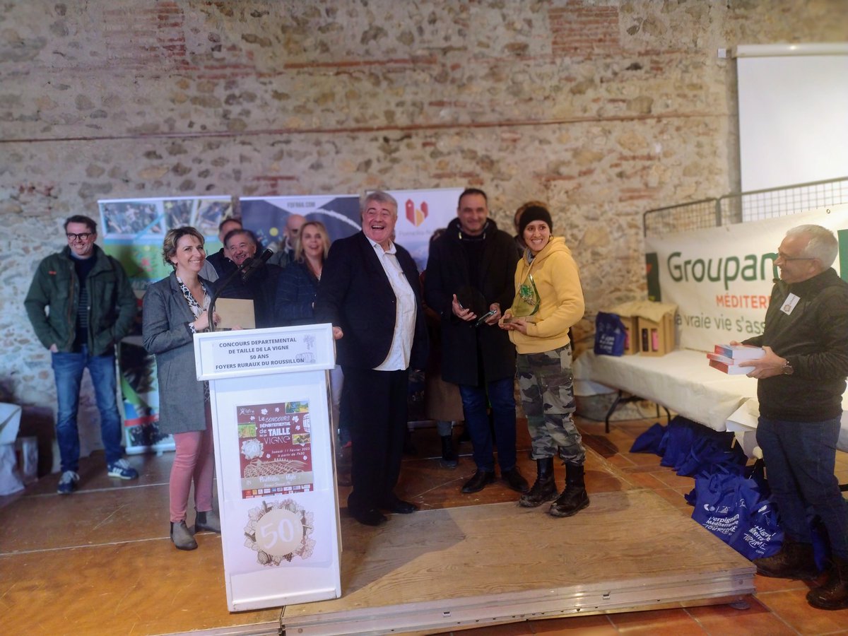 DominiqueDurini's tweet photo. @GroupamaMed la Fédération des P.O a participé aux 50 ans du Concours de la Taille de la Vigne organisé par notre partenaire, les foyers ruraux  dans la commune de Ponteilla-Nyls.
Le Pdt Gérard Majoral a remis un trophée et des cadeaux à l'équipe féminine. https://t.co/bKbIKLm193