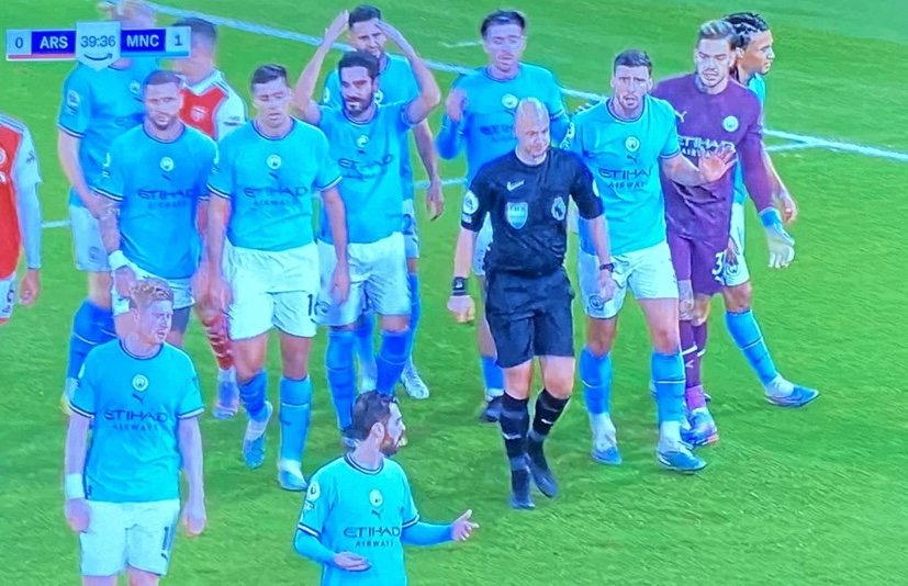 OscillateWWFC's tweet image. Did all these players come 3rd in the race to approach the ref and so he couldn't book them? Unless Crocodile Dundee was just inventing rules...