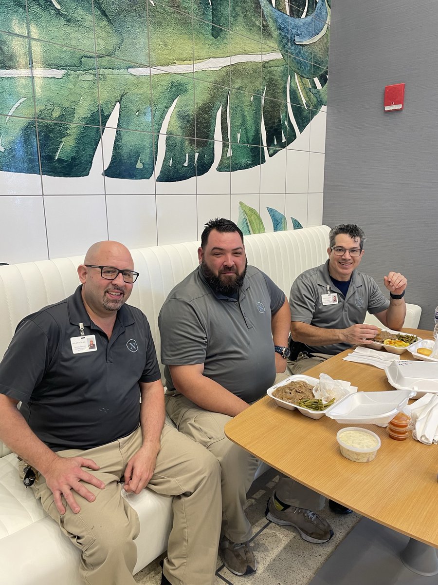 ParamountFL's tweet photo. The Paramount On Lake Eola Team enjoyed some delicious lunch from P&amp;D Soulfood Kitchen today!

#EatLocal #LoveWhereYouWork #GreatNeighbors #Supportlocal #Orlando #LuxuryRentals #LiveParamount @PDSoulFood https://t.co/XEv0BIdJSd