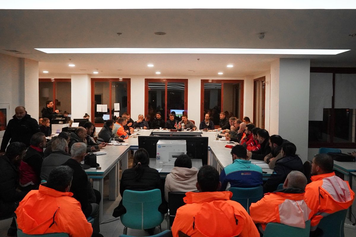 Vali H. Engin Sarıibrahim'in başkanlığında ilgili kurum ve kuruluşların yetkililerinin katılımıyla Afet Koordinasyon Toplantısı gerçekleştirildi.

📍Samandağ Afet Koordinasyon Merkezi