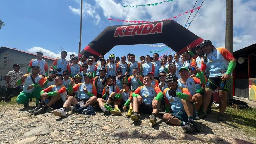 ARNColombia's tweet photo. 🚴‍♀️🚴‍♂️ ¡Así se pedalea por la paz! 

En el municipio de Mesetas, #Meta, #FirmantesDePaz y personas de la comunidad  se sumaron a la jornada, organizada por la Alcaldía Municipal, instituciones privadas y nuestros profesionales en la región. 💪 https://t.co/LaXujaLmyc