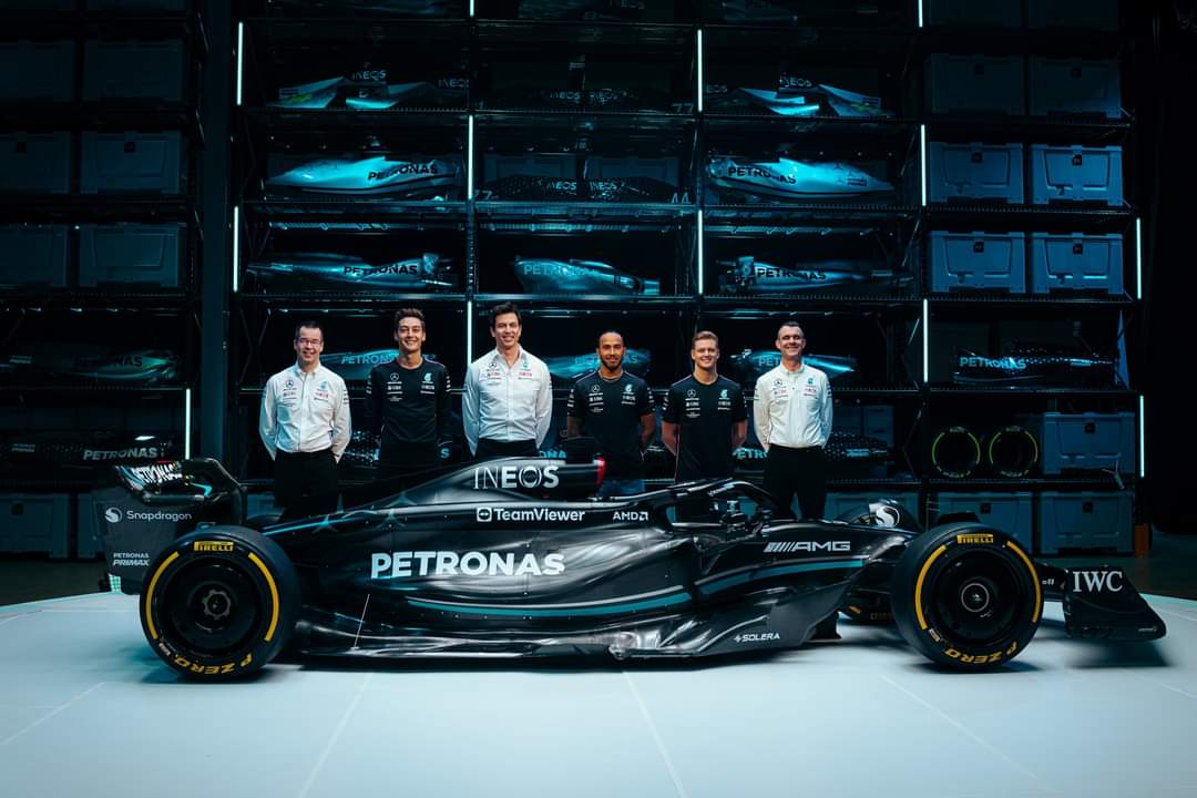 remco_v_eldik's tweet image. Team @MercedesAMGF1 2023
From left to right 

Technical director Mike Elliott 
Driver @GeorgeRussell63
Team principal Toto Wolff
Driver @LewisHamilton
3rd driver @SchumacherMick 
(MD, Powertrains) Hywel Thomas

#AllInPerformance #W14 
#LH44 #GR63 #F1