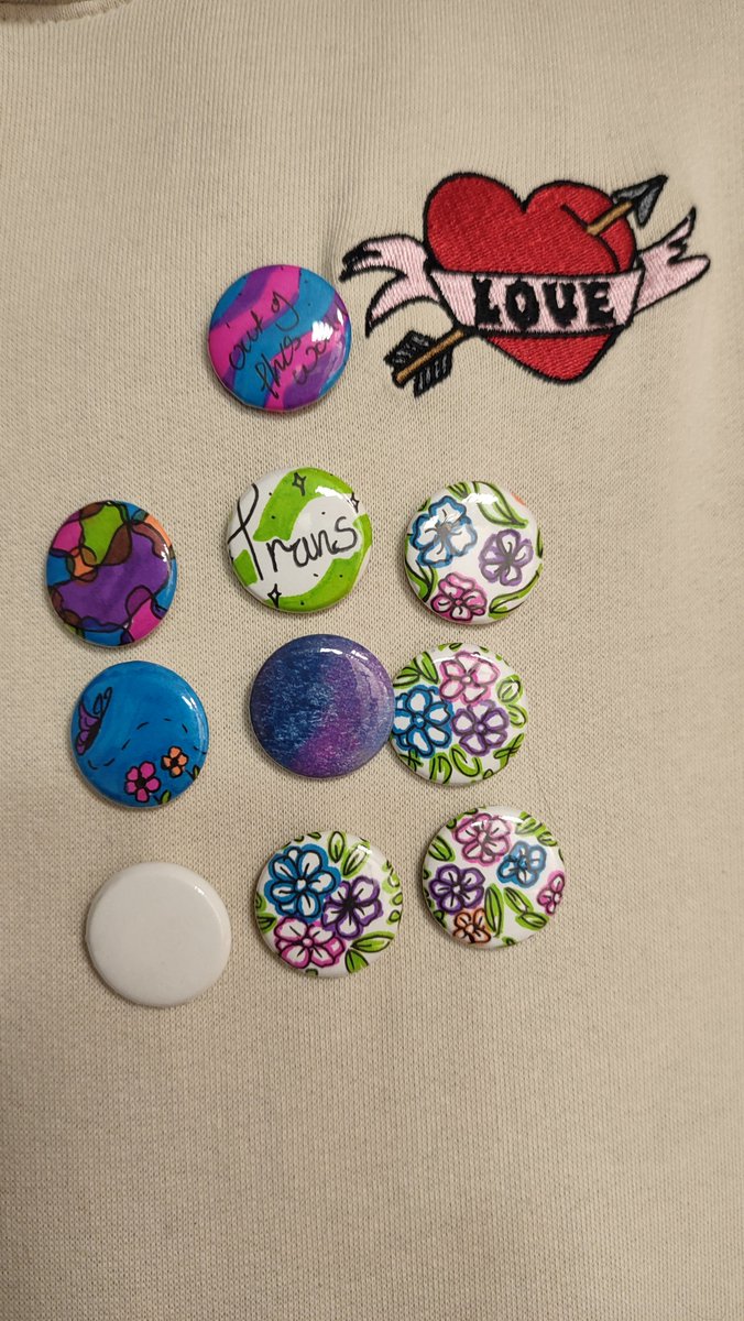 ArtsforLife22's tweet photo. We have been making badges in our Arts for Life group... A great way to get across your message! 
With thanks to @TNLComFund  lottery awards for all 👏 https://t.co/P5BWBmlUEe