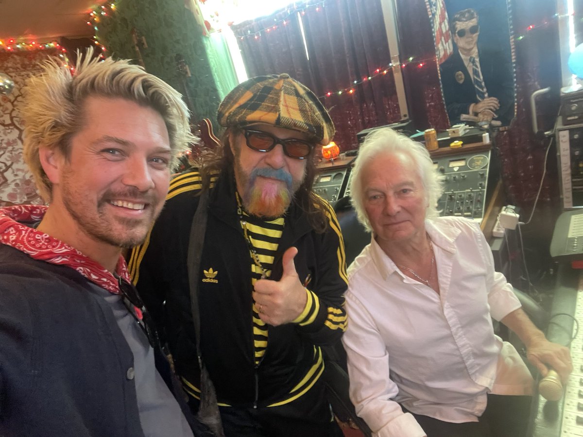 ForWmnLifeFree's tweet photo. So many amazing people joining us for The Voices Project, iconic songwriter, artist and producer Mark Hudson lent his voice this week at the incomparable Jim Scott's PLYRZ studios. You can still share your voice, at https://t.co/TOGsfEbVoJ

#iranrevolution #MahsaAmini https://t.co/lsbZ3pbSsg
