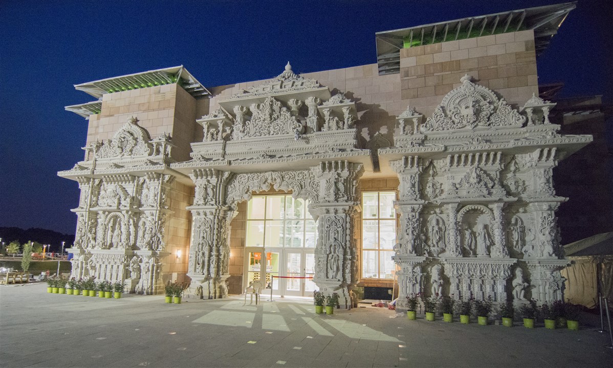 freemediaindia's tweet photo. Inaugurated in 2014, the temple boasts intricate carvings, stone pillars, domes, and ceilings, and is located within proximity of Newark International Airport. The temple is a cultural treasure and beacon of understanding for people of all backgrounds.
#SidharthShukla #ElonMusk https://t.co/TmXEes3oNS