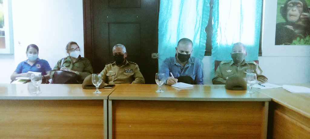 Chequea Jefe del Estado Mayor Nacional de la Defensa Civil labores de recuperación del brote de #InfluenzaAviar en el jardín Zoológico de La Habana. #CubaPorLaVida #UnaSalud <a href="/CubaCivil/">Defensa Civil Cuba</a> @MINAGCuba <a href="/CENASACuba/">Centro Nacional de Sanidad Animal (CENASA)</a> <a href="/YdaelB/">Ydael Pérez Brito</a> <a href="/MauryHechavarr1/">Maury Hechavarría Bermúdez</a>