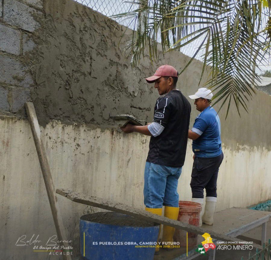 GADCPE's tweet photo. #Shumiral La Dirección de Obras Públicas, se encuentra realizando el trabajo de enlucido en la pared interna del cerramiento de la Unidad Educativa Víctor Gera do Aguilar con la finalidad de otorgar al estudiante un lugar en óptimas condiciones. 

@Educacion_Ec https://t.co/tgITjXI6k2