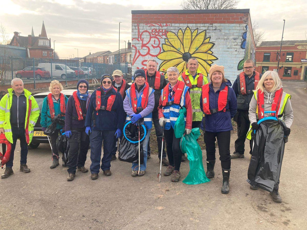 Rochdale taskforce this month! 🙌 

#Volunteers cleared vegetation and litter from around the lock ⭐

10 bags of litter removed! 👏

Amazing number of volunteers today , We appreciate there help 😃

#VolunteerByWater #RochdaleCanal
@CRTGary