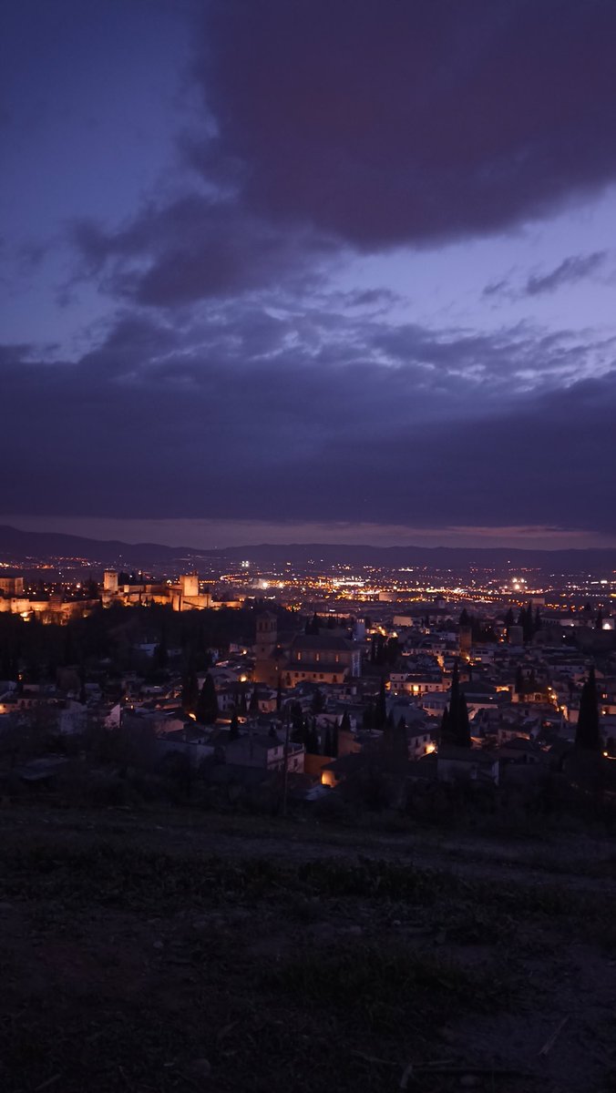 Samuel_MR17's tweet photo. Granada desde el Mirador de San Miguel Alto, de hace un rato anocheciendo https://t.co/AlrGelW3Qa