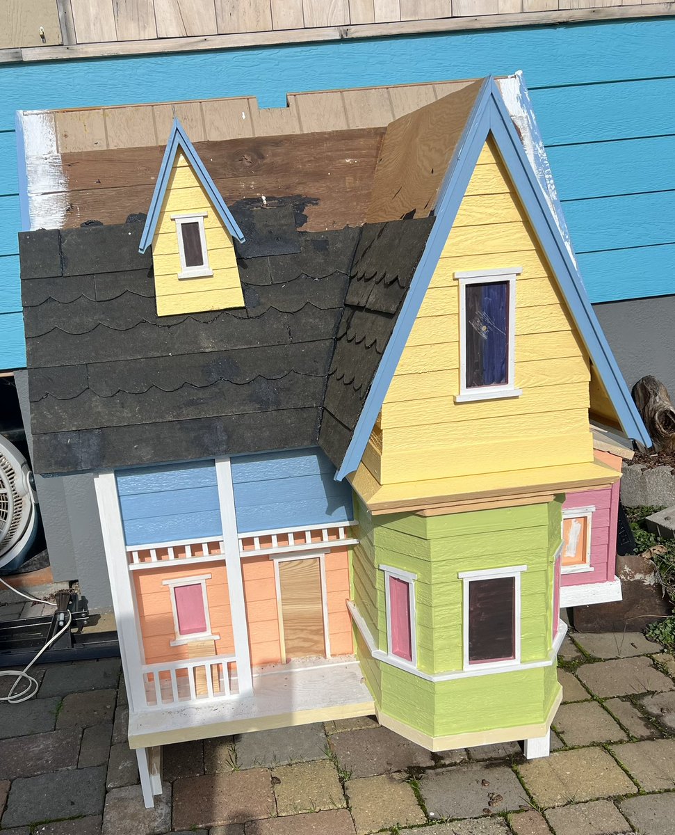 DutchessofS's tweet photo. Our chicken hutch is almost done.  Decided to name the chicks after characters from UP!  #UPMovie @chickenfanscom #chickens #chickens2023 #chickenfans https://t.co/4wVeUHQC30