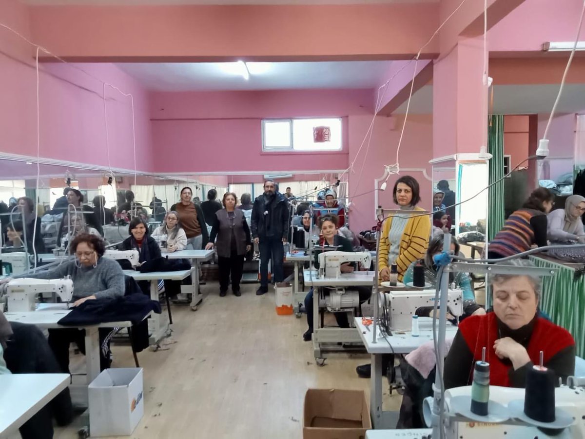 aso_hem's tweet photo. Nazilli Halk Eğitimi Merkezi Müdürlüğü olarak Kursiyerlerimiz ve öğretmenlerimiz ile birlikte afet bölgesi ve ilçemizdeki yurtlara yerleştirilen depremzedelere ulaştırılmak üzere kıyafet üretiyoruz. @Nazilli_MEM @Aydin_MEM @mebhbogm @Mustafasvs09 @veysibayram19 @seyfullah0966 https://t.co/1KZSc855gO
