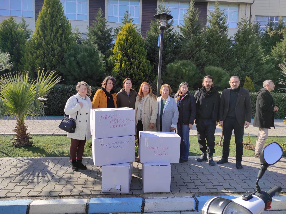 aso_hem's tweet photo. Nazilli Halk Eğitimi Merkezi Müdürlüğü olarak Kursiyerlerimiz ve öğretmenlerimiz ile birlikte afet bölgesi ve ilçemizdeki yurtlara yerleştirilen depremzedelere ulaştırılmak üzere kıyafet üretiyoruz. @Nazilli_MEM @Aydin_MEM @mebhbogm @Mustafasvs09 @veysibayram19 @seyfullah0966 https://t.co/1KZSc855gO