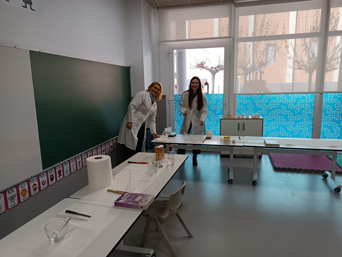majocace's tweet photo. Volvemos con más divulgación!Hoy ha tocado "taller de medicamentos" en el grupo de infantil del #ColegioSanAntonioAbad de Valencia.
@CdCienciaUV @FECYT_Ciencia @FacFarmacia_UV @AnaMelero8 @Luciahipolito2 y la colaboración de nuestr@s estudiantes ¡Los medicamentos no son chuches! https://t.co/g4XP65gobe