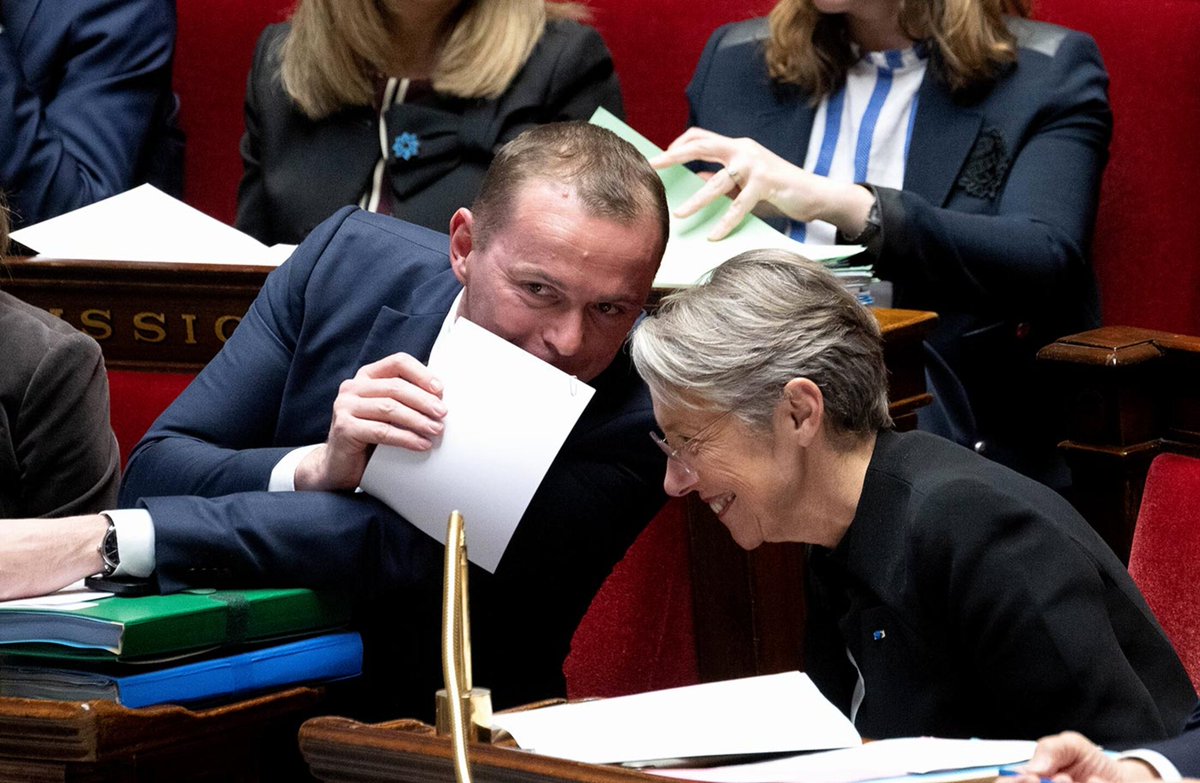 marechalboulon's tweet photo. "Hé élizabeth, devine ce qui est marron, qui pue la merde et qui est actuellement dans le fond de mon slibard ?" https://t.co/pVIWMsmAjt