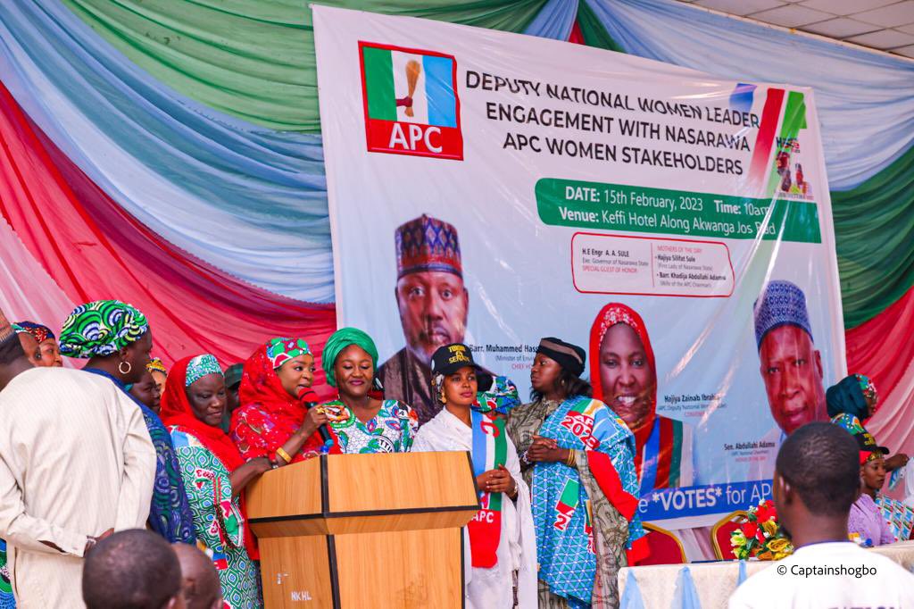 The Wife of HM of @FMEnvng. Hajiya @hawwee @MohdHAbdullahi join forces with APC Deputy National Women Leader, @AuntyZeeee  today in keffi, NasarawaState to campaign for @officialABAT and other @OfficialAPCNg candidates.
#Victory #BroomRevolution 

📸 @CaptShogbo