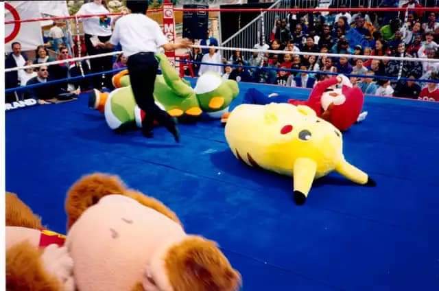 replayfiles's tweet photo. Se encontraron recientemente algunas fotografías de un evento oficial de #nintendo celebrado en 1999 para la promoción del primer #SuperSmashBros para Nintendo 64, donde Mario, DK, Yoshi y Pikachu, en forma de botargas, suben a un ring a pelear.

#gamingnews https://t.co/IBRboOBhIU